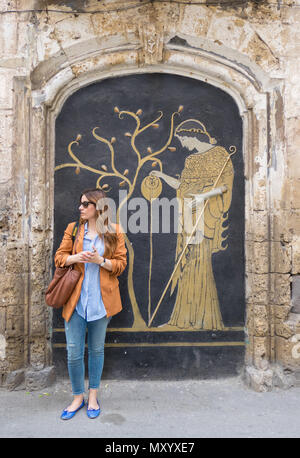 Taranto, Italia - Il centro storico di una grande città del sud Italia, Regione Puglia, sul mare con il settore portuale, in una giornata di primavera. Foto Stock