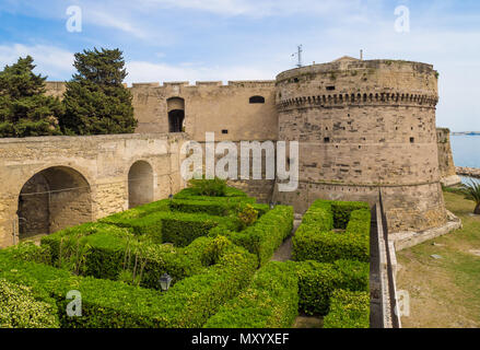 Taranto, Italia - Il centro storico di una grande città del sud Italia, Regione Puglia, sul mare con il settore portuale, in una giornata di primavera. Foto Stock