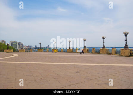 Taranto, Italia - Il centro storico di una grande città del sud Italia, Regione Puglia, sul mare con il settore portuale, in una giornata di primavera. Foto Stock