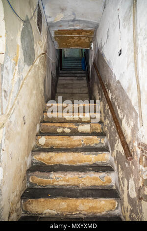 Taranto, Italia - Il centro storico di una grande città del sud Italia, Regione Puglia, sul mare con il settore portuale, in una giornata di primavera. Foto Stock