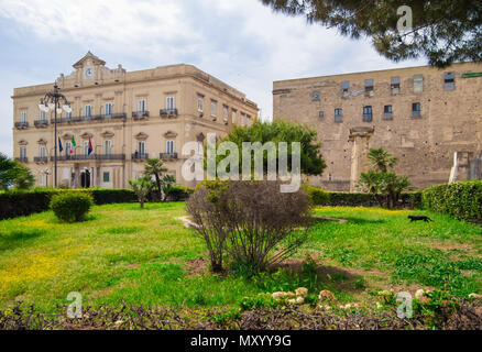 Taranto, Italia - Il centro storico di una grande città del sud Italia, Regione Puglia, sul mare con il settore portuale, in una giornata di primavera. Foto Stock