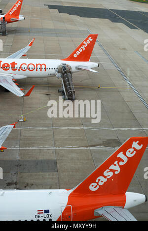 Easy Jet sulla pista dell'aeroporto di Gatwick Foto Stock