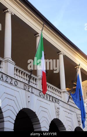 "Broletto' palace con italiani e la città di bandiere. Costruito nel XIII secolo. Ora la sede dell'amministrazione provinciale. Brescia, Italia. Foto Stock