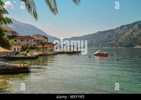 Vista della Baia di Kotor Dobrota vicino villaggio nel giorno di estate, Montenegro Foto Stock