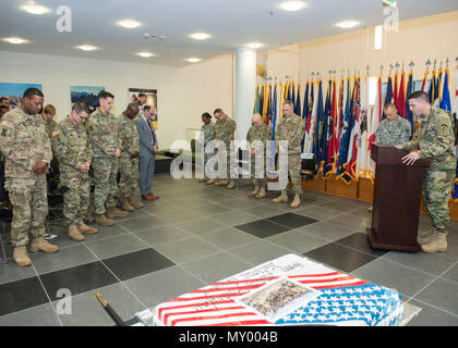 Lt. Col. Kevin Forrester, vice cappellano di comando degli STATI UNITI Europa dell'esercito presso la sede centrale e sede società detiene la invocazione per la 380 Guardia Nazionale celebrazione di compleanno su argilla Kaserne, Wiesbaden, Germania dic. 13, 2016. (Photo credit: Susanne Goebel, Visual Information Specialist) Foto Stock