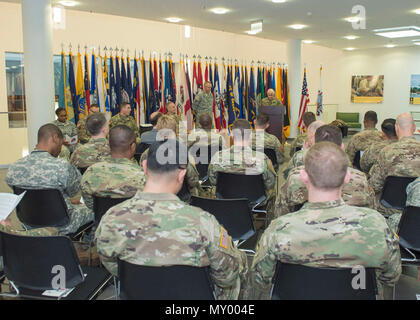 Lt. Col. Ramon Angelucci, vice esercito nazionale Guard advisor, U.S. Esercito Europa, ci parla della storia della Guardia Nazionale durante la 380 Guardia Nazionale celebrazione di compleanno su argilla Kaserne, Wiesbaden, Germania, 13 dicembre 2016. (Photo credit: Susanne Goebel, Visual Information Specialist) Foto Stock