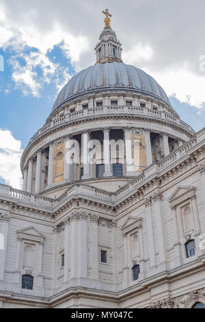 Progettato da Christopher Wren l'attuale San Paolo€™s Cattedrale è stata ufficialmente completata il giorno di Natale 1711, Foto Stock