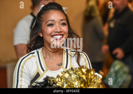 Esercito Westpoint Rable Rouser Karena Gonzales sorrisi durante l Esercito/Navy pep rally al Pentagono., 9 dicembre, 2016 in Arlington, VA. (Sgt. Ricky/Bowden rilasciato) Foto Stock