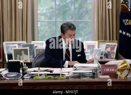 5/31/1985 il presidente Reagan lavorando nell'ufficio ovale Foto Stock