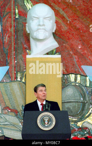 5/31/1988 il presidente Reagan dando un discorso all'Università Statale di Mosca in URSS Foto Stock