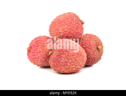 Piccolo mucchio di litchi frutta in guscio su sfondo bianco Foto Stock