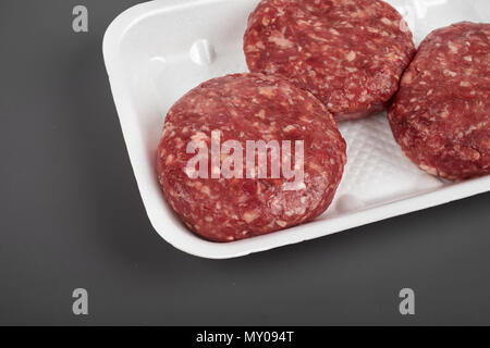 Hamburger di manzo in confezione di plastica isolati su sfondo bianco Foto Stock