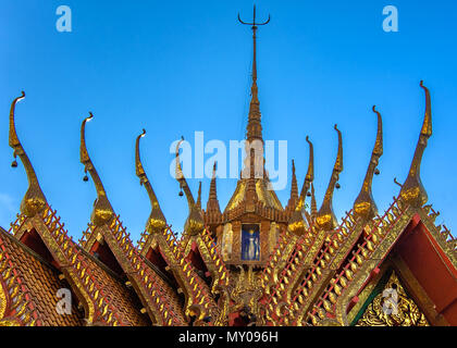 Tetto in stile Apex - classica architettura thailandese. Cluster di vertici del tetto a Wat Tham Suea tempio, Thailandia, con intricati dettagli di elementi del tetto. Foto Stock