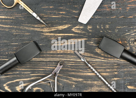 Manicure e Pedicure strumenti su sfondo di legno, vista dall'alto Foto Stock