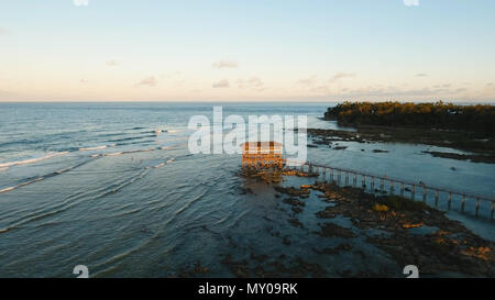 Punto di vista nell'oceano al Cloud Nine surf point, Siargao island , Filippine. Vista aerea sollevata passerella in legno per surfisti di attraversare la barriera corallina di siargao island al cloud 9 surf break sull isola di Mindanao. Isole Siargao famoso surf break cloud 9. Volare sopra il mare blu nelle acque azzurre della laguna. Foto Stock