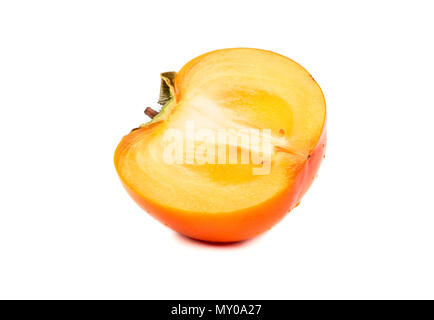 Metà succosa frutta persimmon isolati su sfondo bianco Foto Stock