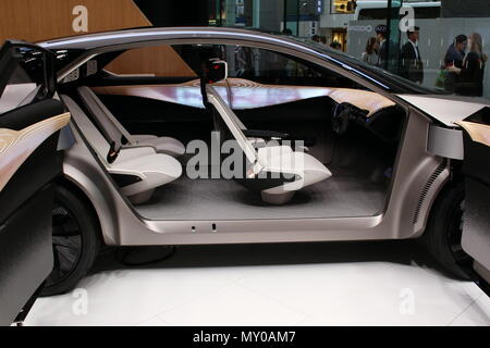 Vista dell'interno della Nissan IMx Kuro concept car elettrica al posto di Ginza Nissan showroom di attraversamento. La vettura ha un autonomo modalità drive. (6/2018) Foto Stock