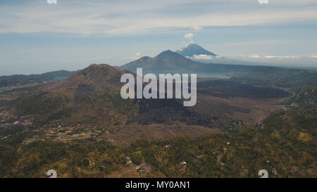 Vista aerea il cratere del Lago Batur, vulcani Batur, Agung. Bali, Indonesia. Paesaggio di montagna con i vulcani, lago sullo sfondo del cielo e delle nubi. Concetto di viaggio. Foto Stock