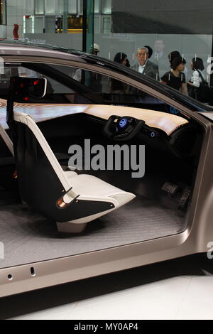 Vista di una Nissan IMx Kuro concept car elettrica anteriore del sedile e del volante. Visto presso Ginza del luogo di attraversamento di Nissan showroom in Tokyo. (6/2018) Foto Stock