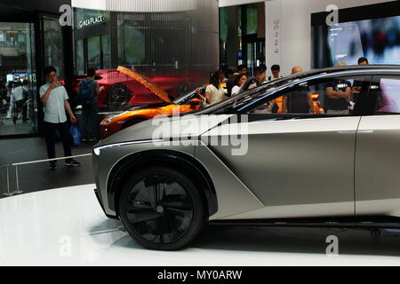 Fotografie del visitatore un Nissan IMx Kuro concept car elettrica a Ginza luogo Nissan showroom di attraversamento in Tokyo. Essa è autonoma la modalità Drive. (6/2018) Foto Stock