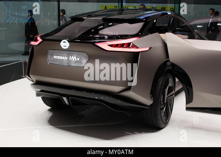 Vista del retro di un Nissan IMx Kuro concept car elettrica a Ginza luogo Nissan showroom di attraversamento in Tokyo. Essa è autonoma la modalità Drive. (6/2018) Foto Stock