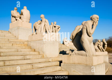 OSLO, Norvegia - 12 Aprile 2010: Parco Vigeland. Sculture di Gustav Vigeland. "Due donne anziane' Foto Stock