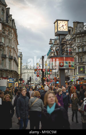 London, Regno Unito - Ottobre 2017. Il Glockenspiel svizzero in Leicester Square con Piccadilly Circus in background. Formato verticale. Foto Stock