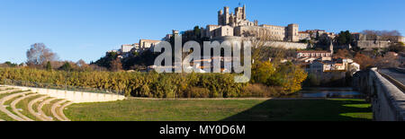 Vista panoramica della Cattedrale di Saint Nazaire con Ponte Vecchio e il fiume Orb, Beziers, Francia Foto Stock