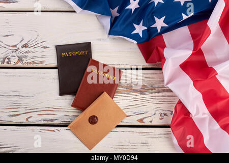 Bandiera degli Stati Uniti, passaporti e busta. Bandiera americana e sui documenti di vintage sfondo di legno, vista dall'alto. Foto Stock