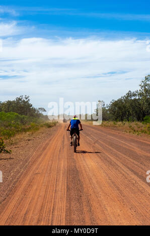 Un ciclista in sella a una fatbike nel Gibb Challenge 2018 sulla Gibb River Road WA Kimberley Australia