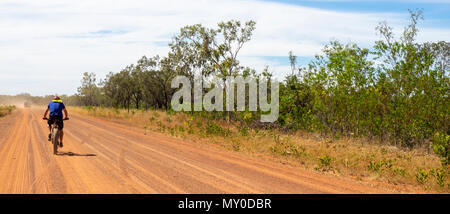 Un ciclista in sella a una fatbike nel Gibb Challenge 2018 sulla Gibb River Road WA Kimberley Australia