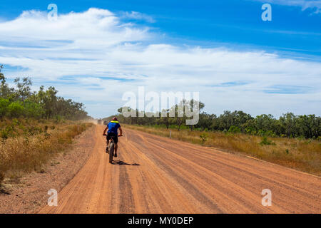 Un ciclista in sella a una fatbike nel Gibb Challenge 2018 sulla Gibb River Road WA Kimberley Australia