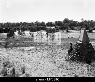 Sir Thomas Mitchell Memorial, St George, c 1962. Il memoriale al suo sito originale vicino al Jack Taylor Weir sul fiume Balonne. Foto Stock