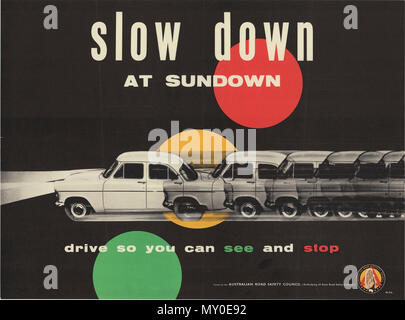 Rallentare al tramonto. La sicurezza stradale Poster circa 1939 - 1959 la guida di notte sei regole di sicurezza alcuni dei peggiori motoring smashes si verificano a tarda notte e durante le prime ore della mattina, quando le strade sembrano essere quasi deserte e velocità sembra sia sicuro e stimolante. La sicurezza risiede principalmente per essere in grado di estrarre fino all'interno del campo di visione che lo consentano le circostanze. Il problema è che il giudizio del guidatore, in condizioni come quelle di cui tanto spesso è probabilmente guasto su questo punto. Qui, tuttavia, sono sei nozioni fondamentali di sicurezza per la guida di notte:- (1) Mantenere i fari anteriori adequa Foto Stock