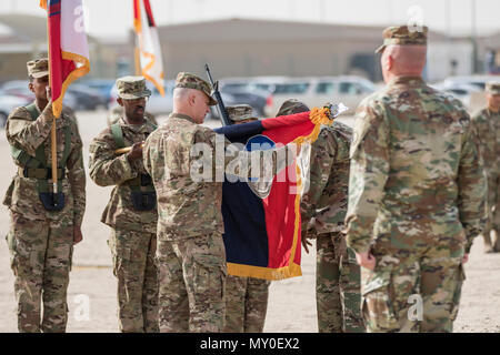 Il Mag. Gen. Blake Ortner, comandante della ventinovesima divisione di fanteria, distende le unità dei colori durante la ventinovesima divisione di fanteria del trasferimento di autorità cerimonia dic. 19, 2016 a Camp Arifan, Kuwait. La ventinovesima divisione di fanteria è organizzata per fornire la supervisione di alcuni 18.000 truppe in U.S. Esercito della centrale area di operazioni, il maggior numero di truppe dell'unità ha preso il comando di sin dalla fine della Seconda Guerra Mondiale. (U.S. Esercito foto di Sgt. Angela Lorden) Foto Stock