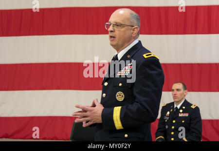 LANCASTER, Pa. - Il Vice Comandante Generale dell'ottantesimo il comando di formazione, Briga. Gen. Thomas Evans, parla al 3 ° Battaglione del Reggimento di 319disattivazione della cerimonia di premiazione che si terrà a Lt. Col. Mark Phelan Centro di riserva a Dic. 17, 2016. La cerimonia segna la chiusura delle unità come parte di una più ampia ristrutturazione dell'ottocentesimo sostegno logistico brigata, con sede a Mustang, Oklahoma. Foto Stock