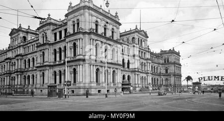 Il Ministero del Tesoro, Brisbane, 1949. Dal patrimonio del Queensland Registerid=600143 ) . Il Ministero del Tesoro è stato eretto in tre fasi tra il 1886 e il 1928. Il sito in corrispondenza della giunzione del George e Queen Street assi erano stati riservati per scopi di governo dal 1825, ed è stato associato con il Tesoro dal 1860s. Essa è stata inizialmente occupata da condannare-costruito degli ufficiali di quarti e caserma militare. Nel 1864 i militari spostato dal sito e gli edifici esistenti sono state occupate dall'Registrar-General, Tesoreria e ingegnere di porti. Nel 1874 un singolo edificio storeyed per t Foto Stock