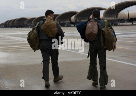 Col. Christopher Salvia (destra), 4° Fighter Wing Commander e il Mag. Brian Privette (sinistra), 4° Fighter Wing executive officer di raggiungere a piedi i loro aeromobili, nov. 30, 2016 presso Seymour Johnson Air Force Base in North Carolina. Seymour Johnson ha più di 90 F-15E Strike Eagle aeromobile assegnati a due operativi e di formazione di due squadroni di caccia che andare ad un deposito programmata di mantenimento a Robins Air Force Base in Georgia, circa ogni tre anni. (U.S. Air Force foto di Airman Miranda A. Loera) Foto Stock