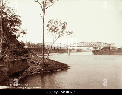 Treno su Indooroopilly ponte ferroviario, Brisbane, 1 ottobre 1896. Dal patrimonio del Queensland Registerid=600232 ) . Albert Bridge, che è un "hogsback' acciaio ponte di travatura reticolare su pilastri in muratura, fu costruito nel 1894-95. È il secondo Albert Bridge sul sito, in sostituzione di una precedente 1876 struttura che è stata lavata via in alluvioni del 1893. Entrambi i ponti sono stati così chiamato in onore del Principe di Galles, Prince Albert. Il secondo ponte è stato progettato da Henry Charles Stanley, Queensland ingegnere capo delle ferrovie dal 1892 al 1901, ed è considerata la sua opera più importante. Nel progettare il ponte come due l Foto Stock