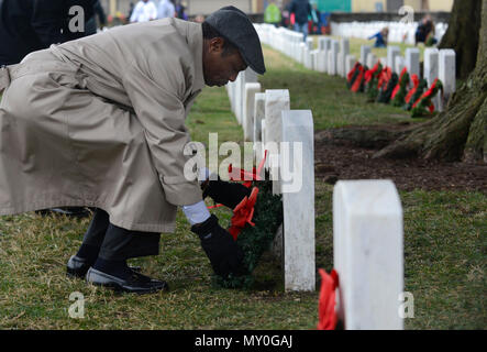 Donnie Tuck, Hampton sindaco della città, stabilisce ghirlande durante un cittadino di corone in tutta l'America ricordo cerimonia al Hampton Cimitero Nazionale di Hampton, Va., Dic 17, 2016. A livello nazionale le corone in tutta l'America giorno, volontari posto corone sui veterani tombe a oltre 1.100 sedi in tutta la U.S. (U.S. Air Force foto di Airman 1. Classe Kaylee Dubois) Foto Stock