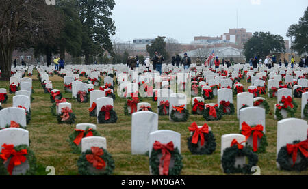 Ghirlande giaceva su Veteran's lapidi durante un cittadino di corone in tutta l'America ricordo cerimonia al Hampton Cimitero Nazionale di Hampton, Va., Dic 17, 2016. Più di 6.000 tombe sono stati indossati corone presso il cimitero di più di duecento volontari. (U.S. Air Force foto di Airman 1. Classe Kaylee Dubois) Foto Stock