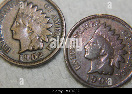 Il lato di testa di due 1902 Indian Head spiccioli. Foto Stock