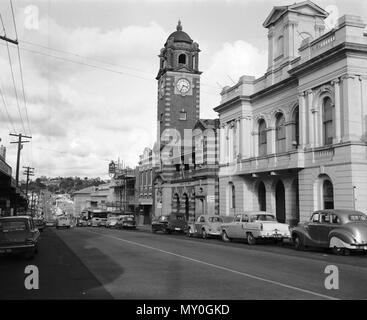 Brisbane street, Ipswich, aprile 1965. I due edifici importanti sono la Ipswich Post Office (costruito 1900) e il Municipio della Città Vecchia (costruito 1861). Il Municipio ha avuto il suo orologio installata nel 1879. Dal 1901 fino al 1912, Ipswich aveva due orologi a fianco a fianco in questi due edifici, anche se essi sono stati generalmente che mostra diverse volte! Il Post Office è stato orologio illuminato nel 1912 e il Municipio orologio è stato venduto per Sandgate consiglio comunale ed è stato installato in Sandgate Municipio nel 1923. Foto Stock