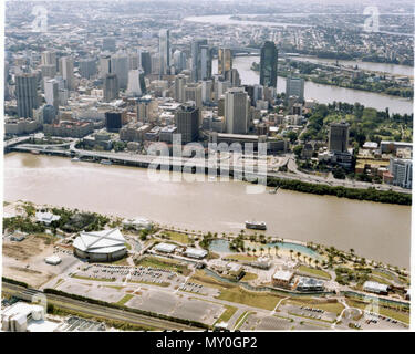 Brisbane è di nuovo Southbank, Agosto 1992. L'uomo fatto spiaggia a sud di Brisbane Bank dispone di una laguna di cristallo con una quantità di acqua sufficiente a riempire cinque piscine olimpioniche, pulite spiagge bianche e alberi subtropicali e piante esotiche. Clorurati acqua fresca viene ricircolata ogni sei ore a un massimo di 125 litri al secondo. L'acqua viene pompata attraverso due grandi filtri a sabbia e chimicamente trattati prima di essere restituito alla spiaggia. Il 4000 metri cubi di sabbia proviene dal canale di Rous in Moreton Bay e 70 tonnellate è aggiunto ogni anno alla banca del sud sulla spiaggia. Foto Stock