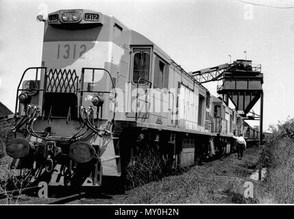 Treno del carbone, Kinrola miniera, fossa settica, c 1971. hanno individuato la posizione come Kinrola. La classe 1300 locomotive diesel sono state costruite da Inglese a elettrico Rocklea, Brisbane tra 1967 e 1972 per l'uso sulla fossa settica e Moura linee di carbone e a base di Gladstone. Essi sono stati venduti per la nazionale australiana di ferrovie nel 1988 e spediti in Tasmania. Foto Stock