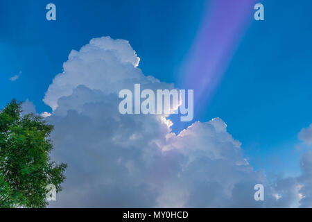 Abstract soft sfocato semi silhouette del tramonto con il bellissimo cielo cloud,storm,temporale nubi del cielo di sera in Thailandia. Foto Stock