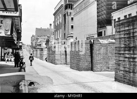 Air Raid Shelter, Elizabeth Street, Brisbane, c 1945. Il Courier-Mail 5 Marzo 1945 Nuovo impiego per ricoveri di aria 48966643 ) più di 50 di Brisbane Air Raid Shelter, invece di essere demolita, sono convertiti in parco ospita, in attesa capannoni e simili. Recentemente il Consiglio della città ha completato un sondaggio di rifugi, a seguito di una richiesta da parte del governo dello Stato per consigli per quanto riguarda il numero di ricoveri il Consiglio ha proposto di demolire e che, chiamato per un 50 per cento, sovvenzione. Un Municipio ufficiale di ieri ha detto che il Consiglio aveva deciso di procedere con la demolizione di 169 di t Foto Stock