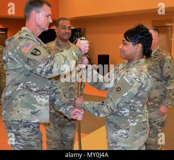 Col. Toni A. Glover, 650· Supporto regionale comandante del gruppo, passa il sottufficiale spada, che viene usato per indicare il trasferimento di responsabilità per il comando Sgt. Il Mag. Darin S. Daniels, una Mesa, Arizona, residente in un cambiamento di responsabilità cerimonia di George W. Dunaway esercito centro di riserva in Sloan, Nevada Dicembre 18. Nella sua capacità di civili, Daniels serve come un vigile del fuoco/personale paramedico sul Phoenix dei Vigili del Fuoco. Foto Stock