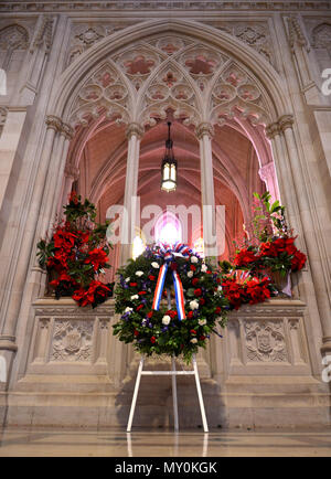 Il Mag. Gen. Bradley A. Becker, comandante generale, US Army Distretto Militare di Washington, ha portato un U.S. Forze armate Presidential pieno onore Wreath-Laying cerimonia, Dic 28, 2016 presso la Cattedrale Nazionale di Washington in onore del Presidente Thomas Woodrow Wilson's centosessantesimo compleanno. Foto Stock