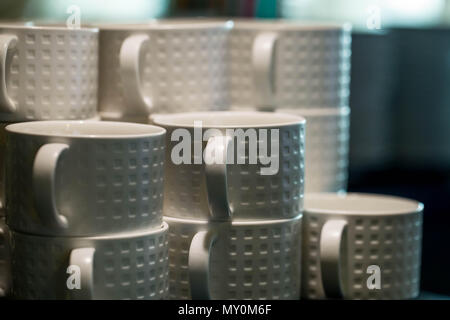 Impilare le tazze bianche per il bar e il ristorante, vicino fino Foto Stock